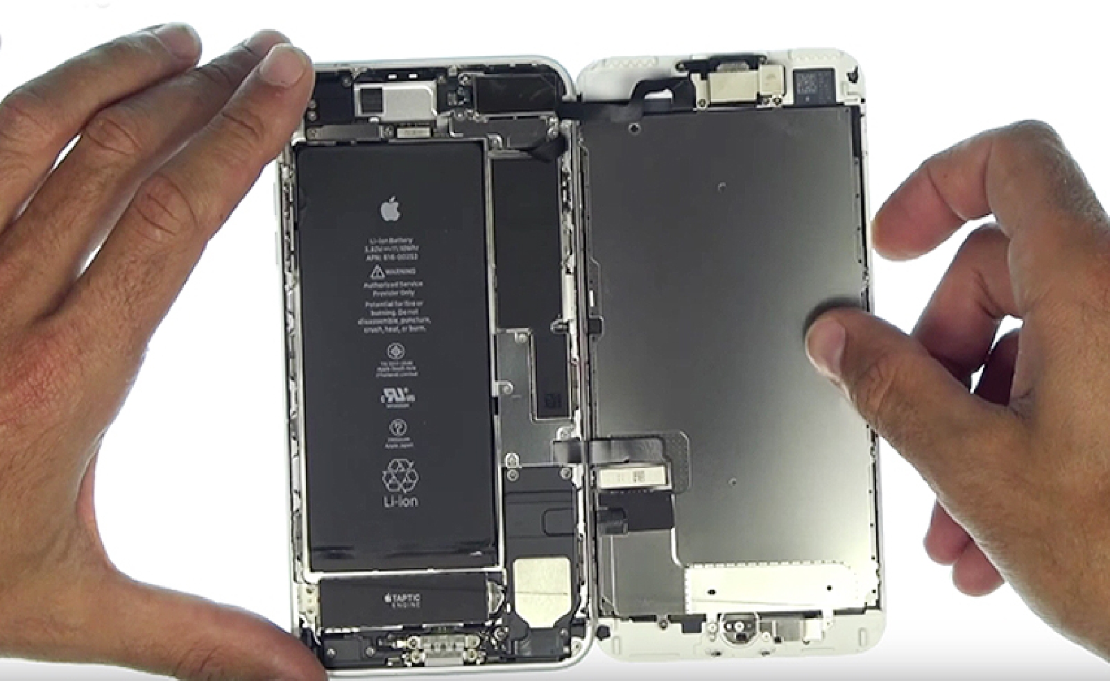 Changement d'écran complet pré-monté (châssis+vitre+LCD) sur iPhone 7 Plus photo 4